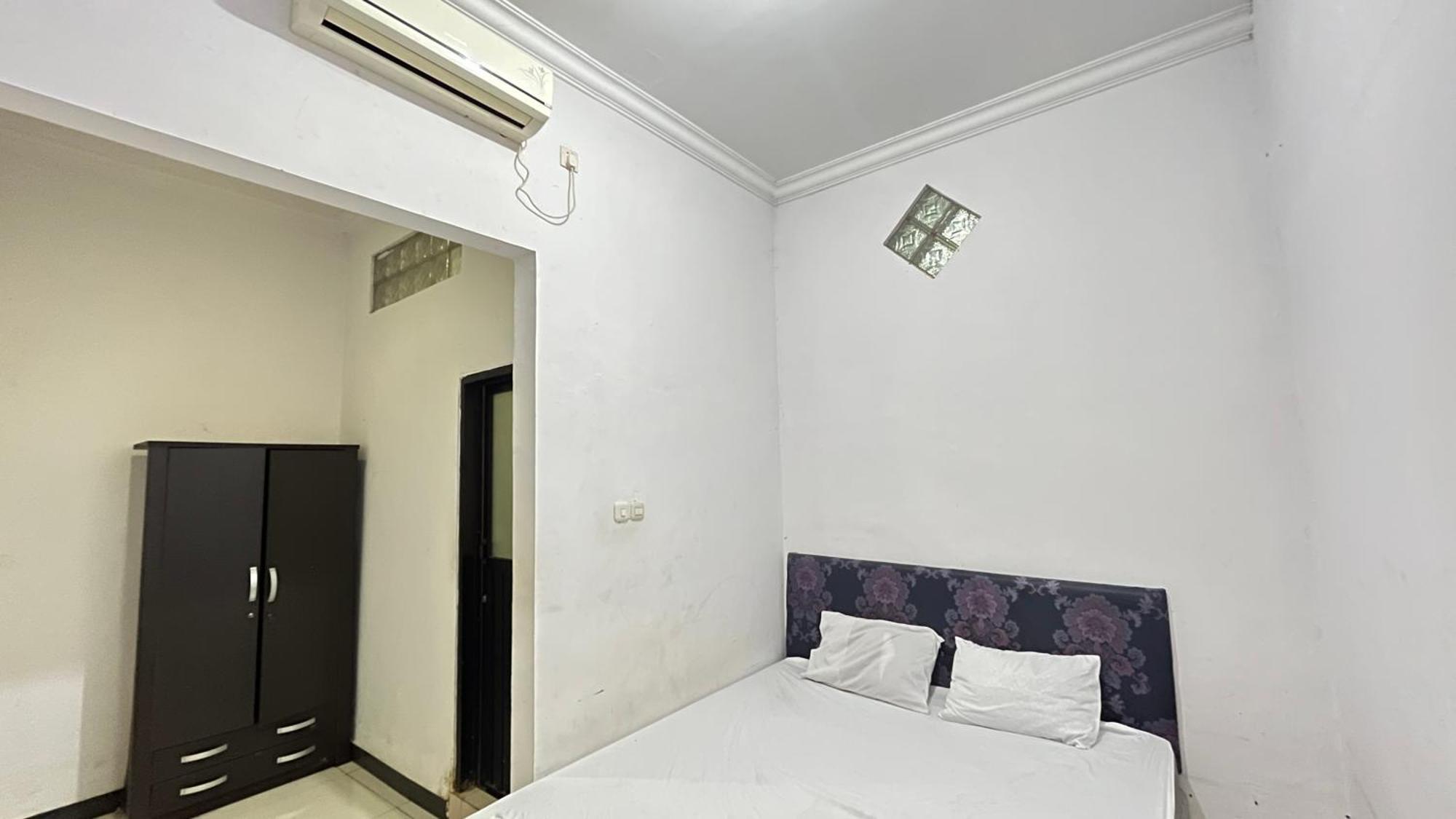Oyo 92100 Kost Biru Hotel Макасар Екстериор снимка