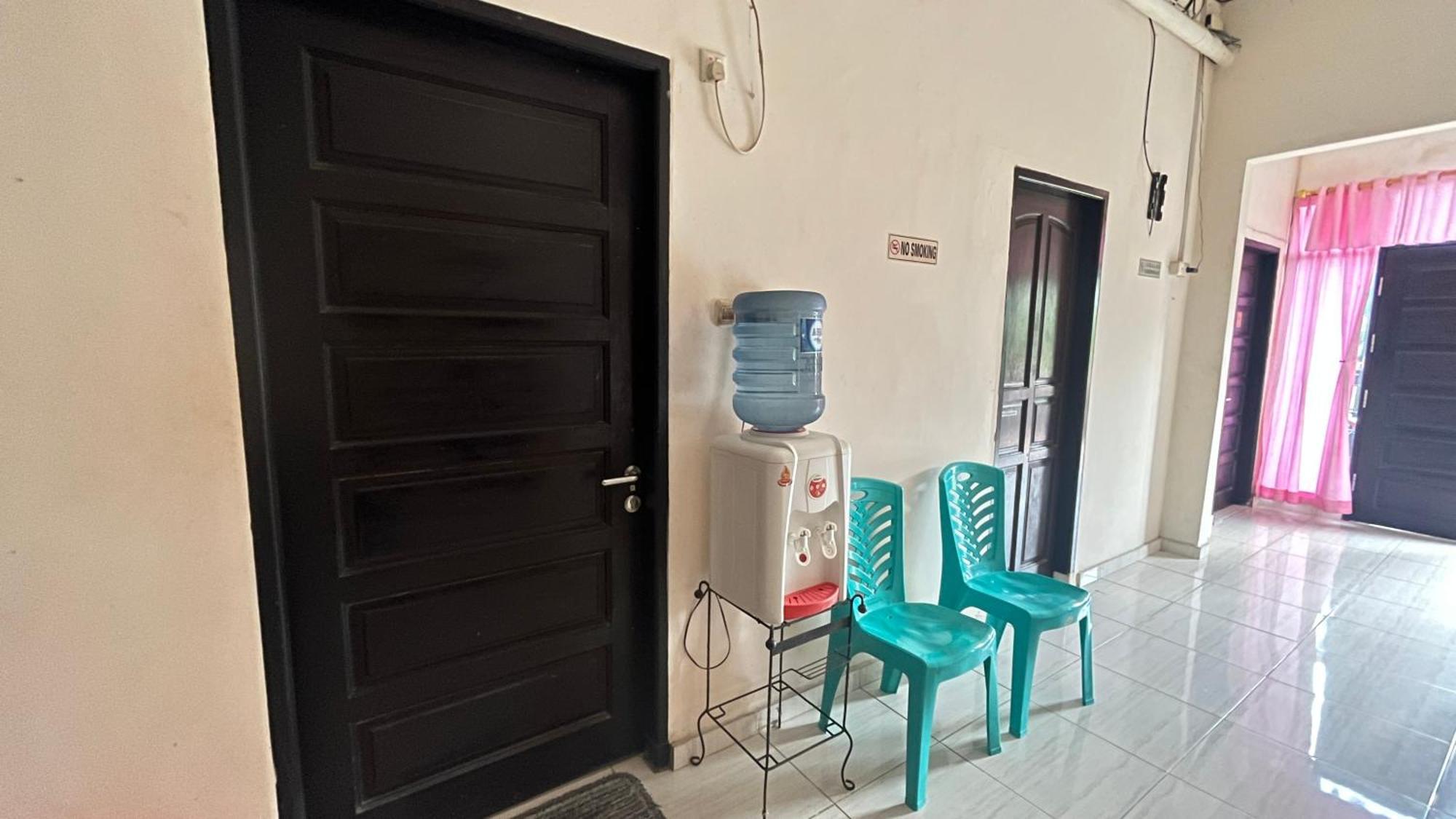 Oyo 92100 Kost Biru Hotel Макасар Екстериор снимка